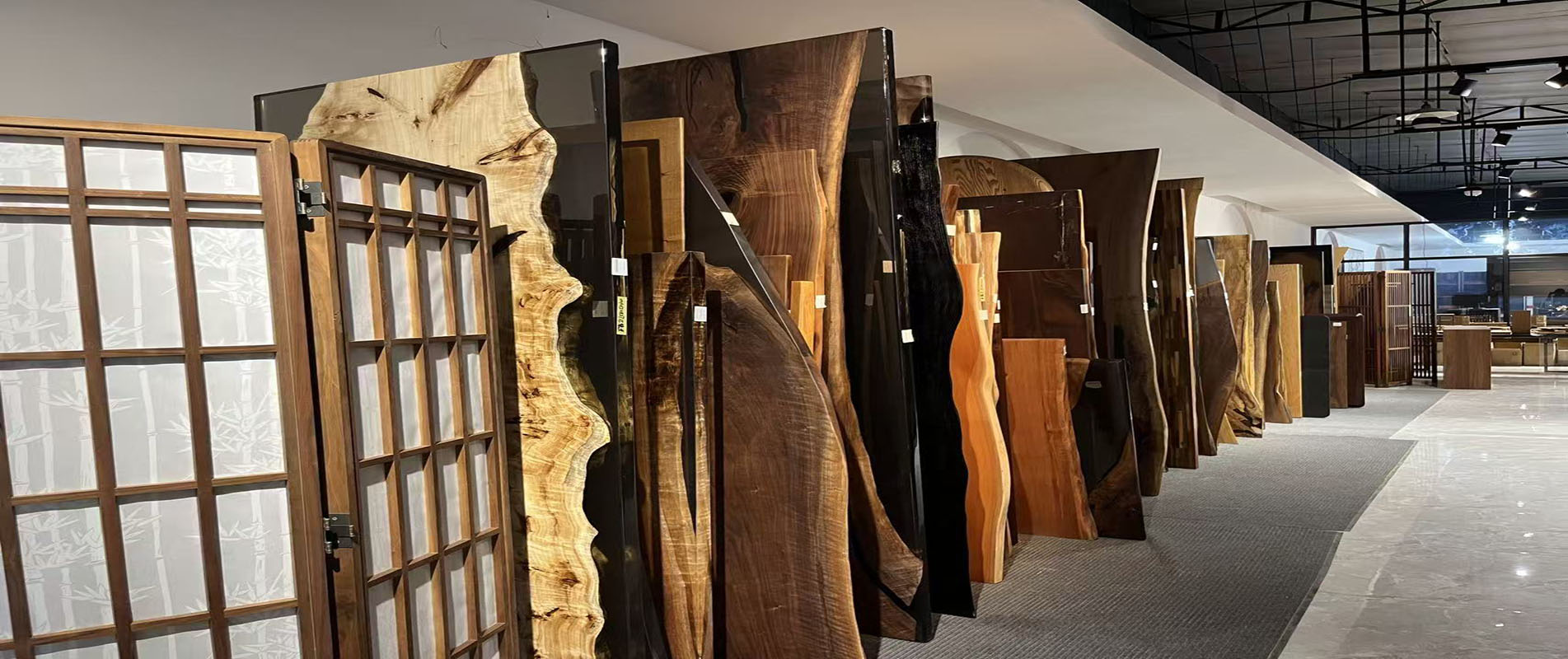 Lagerbestand an Massivholztischen mit Baumkante