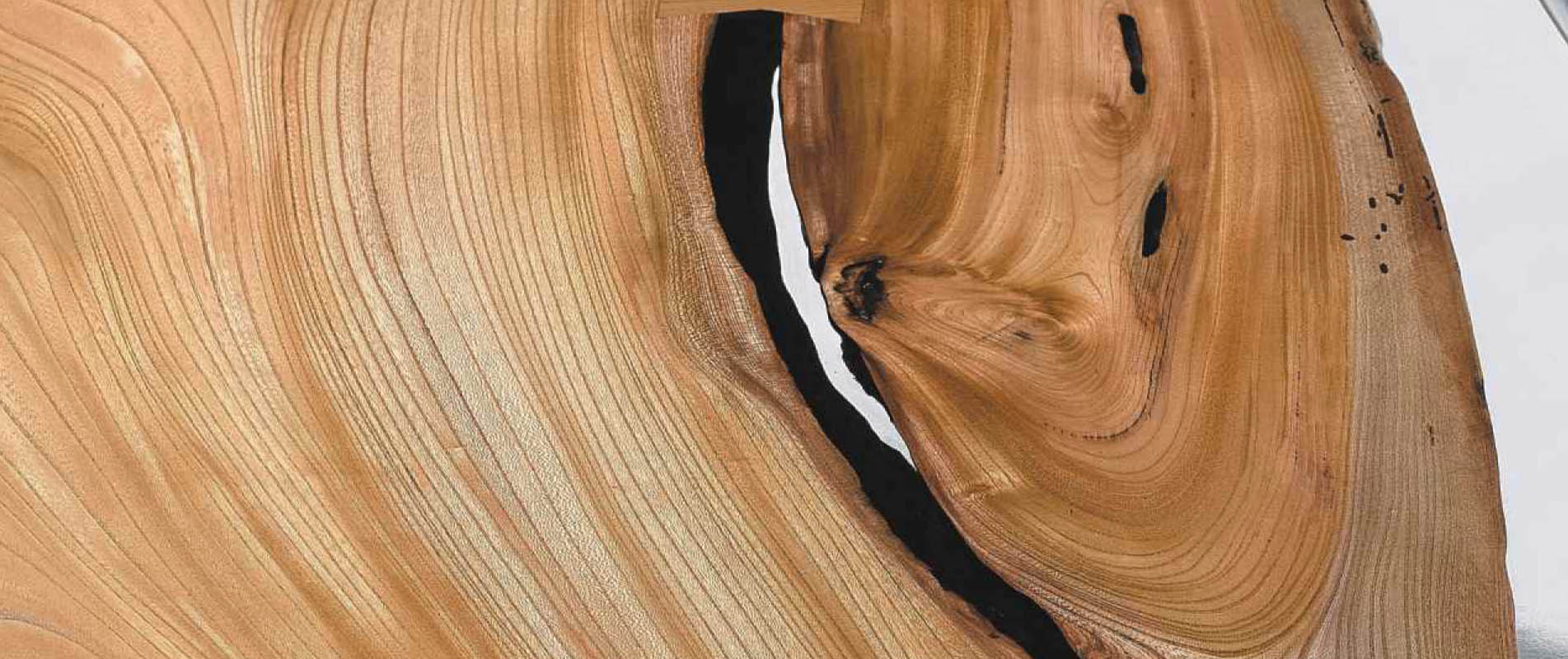 extra großer Esstisch aus Holz mit natürlicher Kante