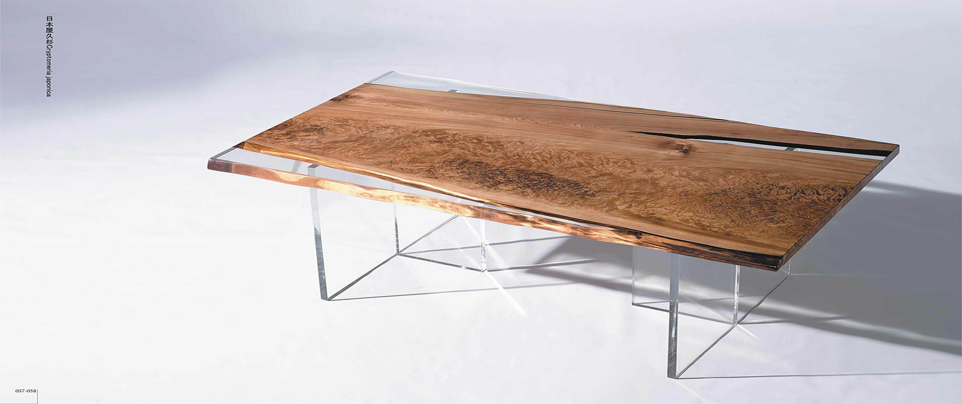 Tisch aus Massivholz mit Baumkante und Epoxidharz